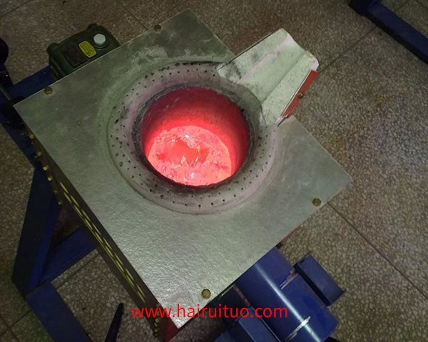 小型实验熔炼炉，特别是用于熔炼铜的中频电炉，是实验室或小规模生产环境中常用的设备