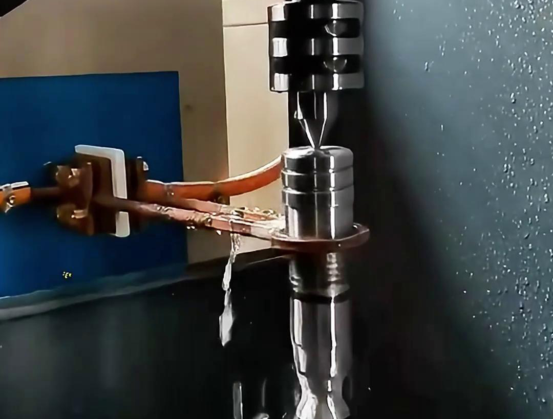 高频淬火机床通过芭乐污视频加热方式快速将轴的表面加热至奥