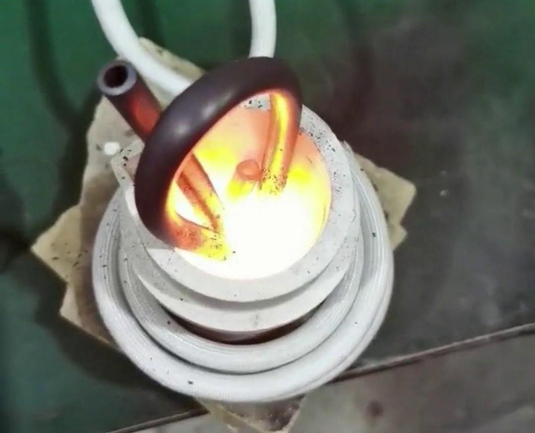 小型高频熔炼炉以其高效、精确、环保的特性成为诸多领