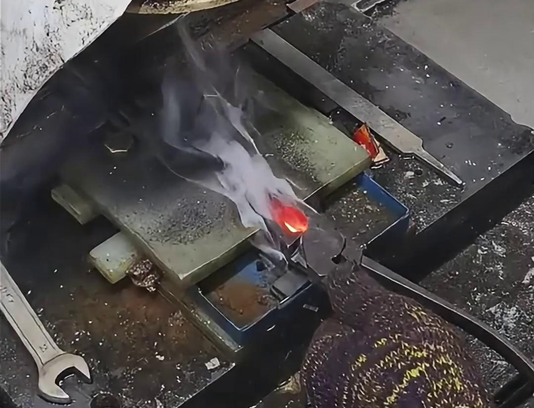 老虎钳口淬火就是使用高频淬火机快速加热，并在短时间内将其冷却