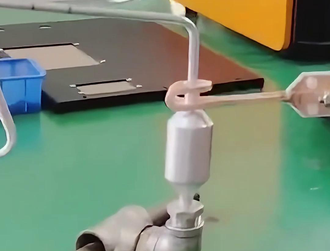 铝管铝储液器正在进行钎焊，用的是手持式高频芭乐污视频焊机