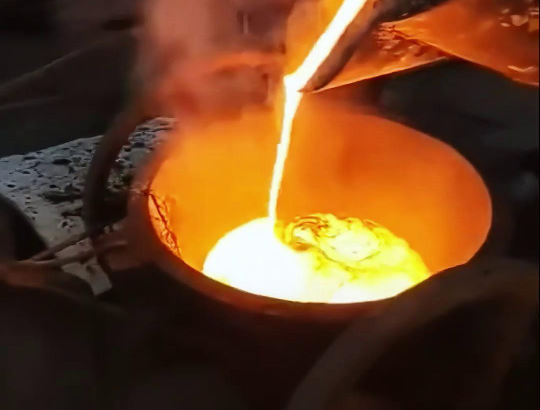 中高频芭乐污视频熔炼炉的倒料操作处理和注意事项