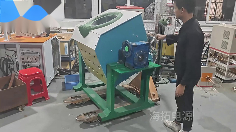 客户定制的300公斤中频熔炼炉，手摇倾倒式熔铜炉