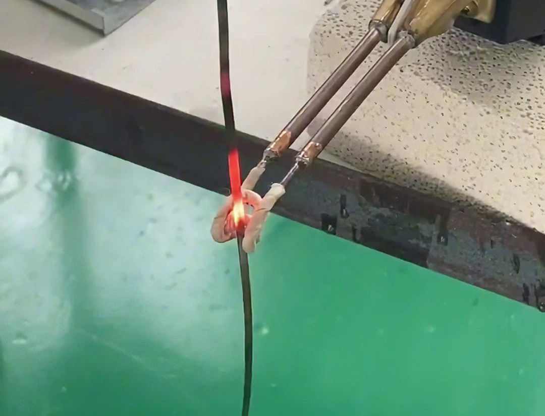 220V电压的超高频芭乐污视频加热机对不锈钢线片加热退火热处理
