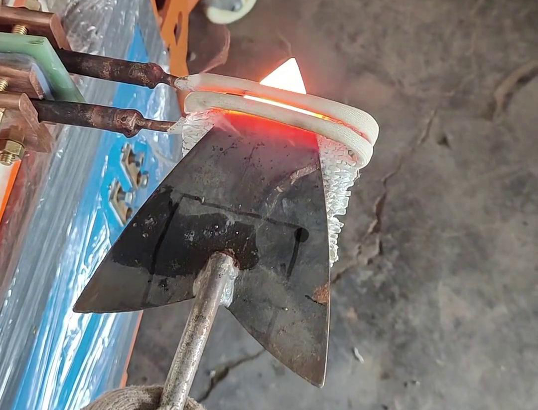 高频加热机：类三角铁锹小型工具淬火热处理的高效之选
