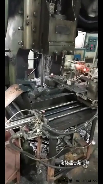 超音频芭乐污视频加热设备配合机械传送带对加热铁棒锻造
