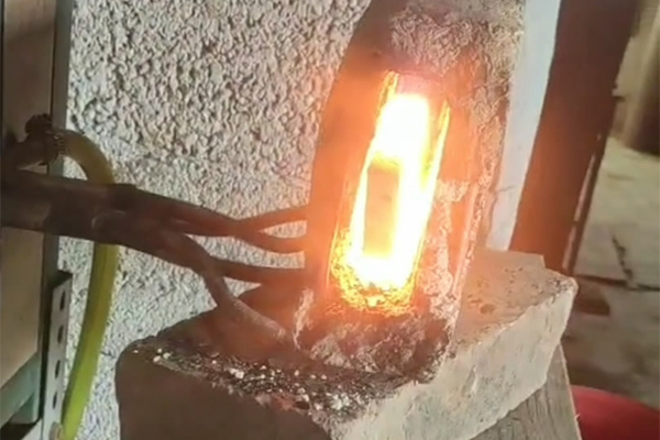 打铁也要与时俱进，以前烧碳加热钢件，现在都用芭乐污视频加热设备了