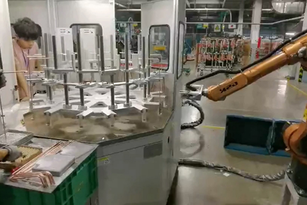 工厂实拍，配备机械手臂的高频钎焊设备焊接铜管