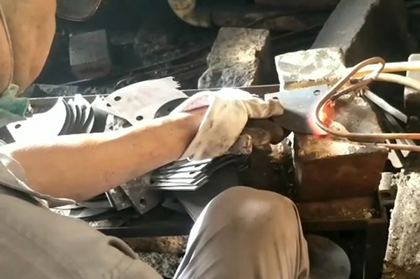 中高频芭乐污视频加热设备对刀具淬火生产过程